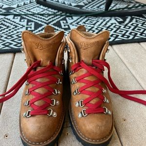 Danner Mountain Light Cascade Hiking Boots Men’s Size 9 EE